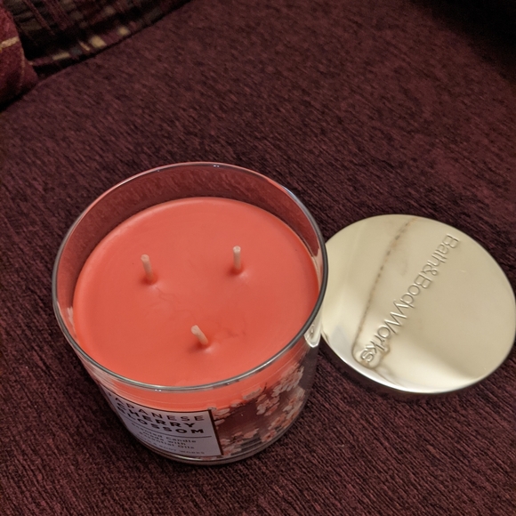 Japanese cherry blossom candle by bath and body works - Picture 3 of 3